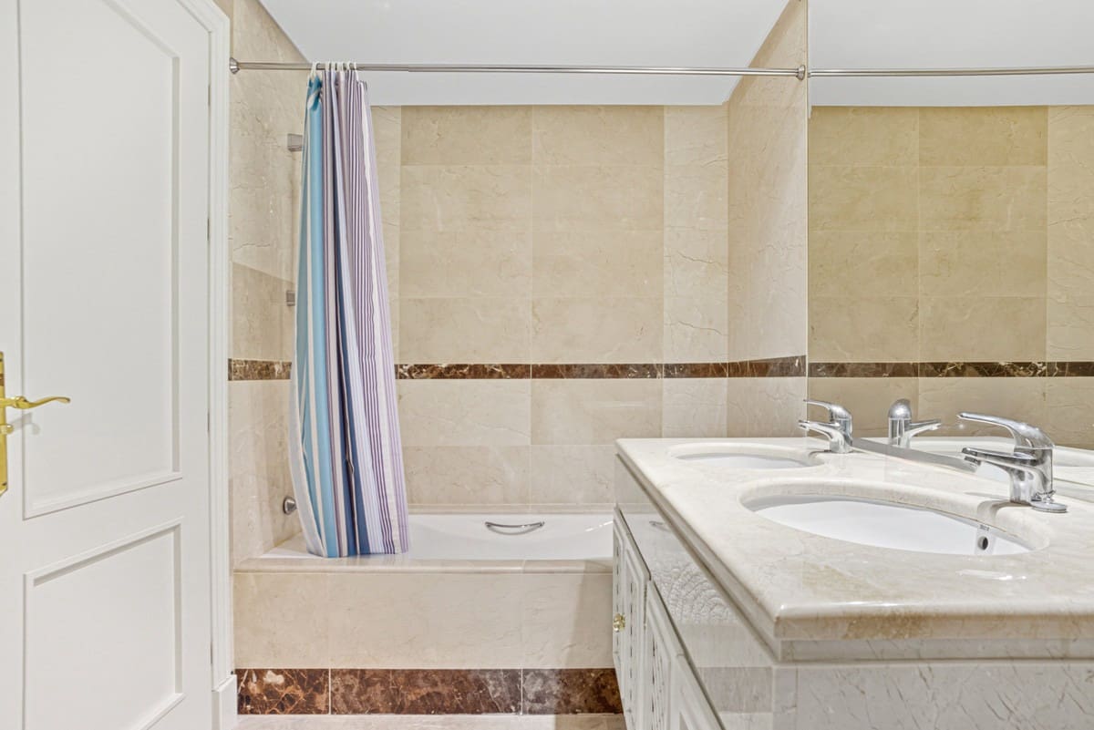 2 sypialnia Apartament na sprzedaż w Nueva Andalucia z basenem garażem - 565 000 € (Ref: 9948303)