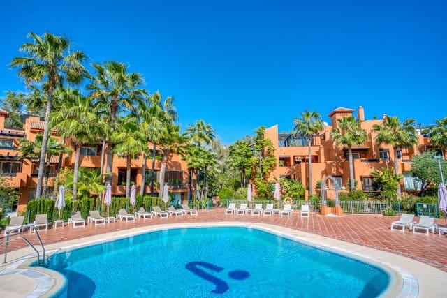 2 sypialnia Apartament na sprzedaż w Nueva Andalucia, Marbella z basenem garażem - 565 000 € (Ref: 9948303)