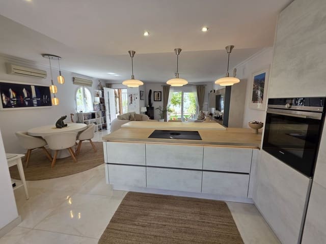 3 chambre Maison de Ville à vendre à La Cala de Mijas, Mijas avec piscine - 925 000 € (Ref: 9948307)