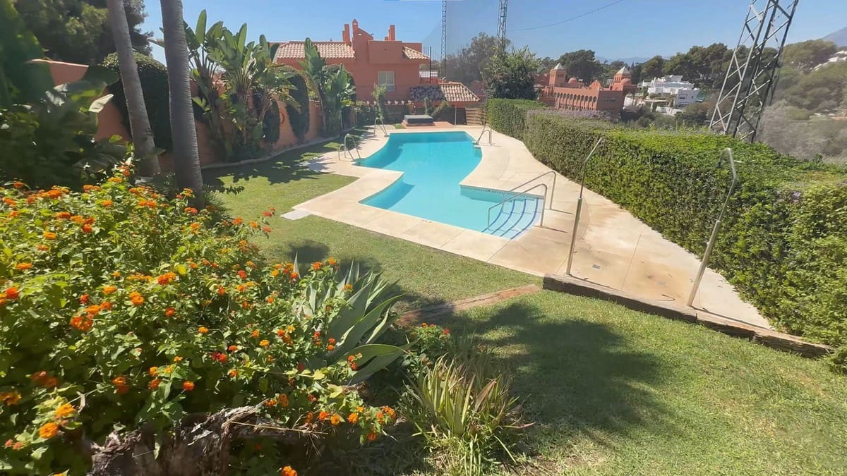 5 soveværelse Byhus til salg i Cabopino med swimmingpool garage - € 539.000 (Ref: 9948512)