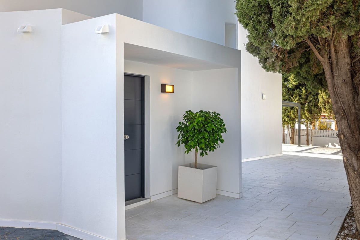 3 soverom Villa til salgs i Riviera del Sol med svømmebasseng garasje - € 1 450 000 (Ref: 9948607)