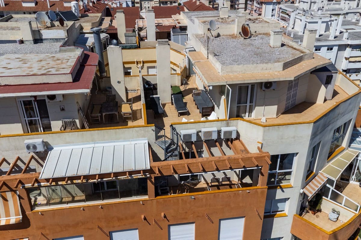 2 bedroom Penthouse for sale in Fuengirola with pool - € 450,000 (Ref: 9950161)