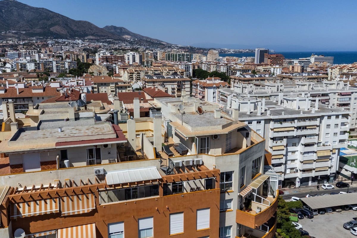 2 bedroom Penthouse for sale in Fuengirola with pool - € 450,000 (Ref: 9950161)