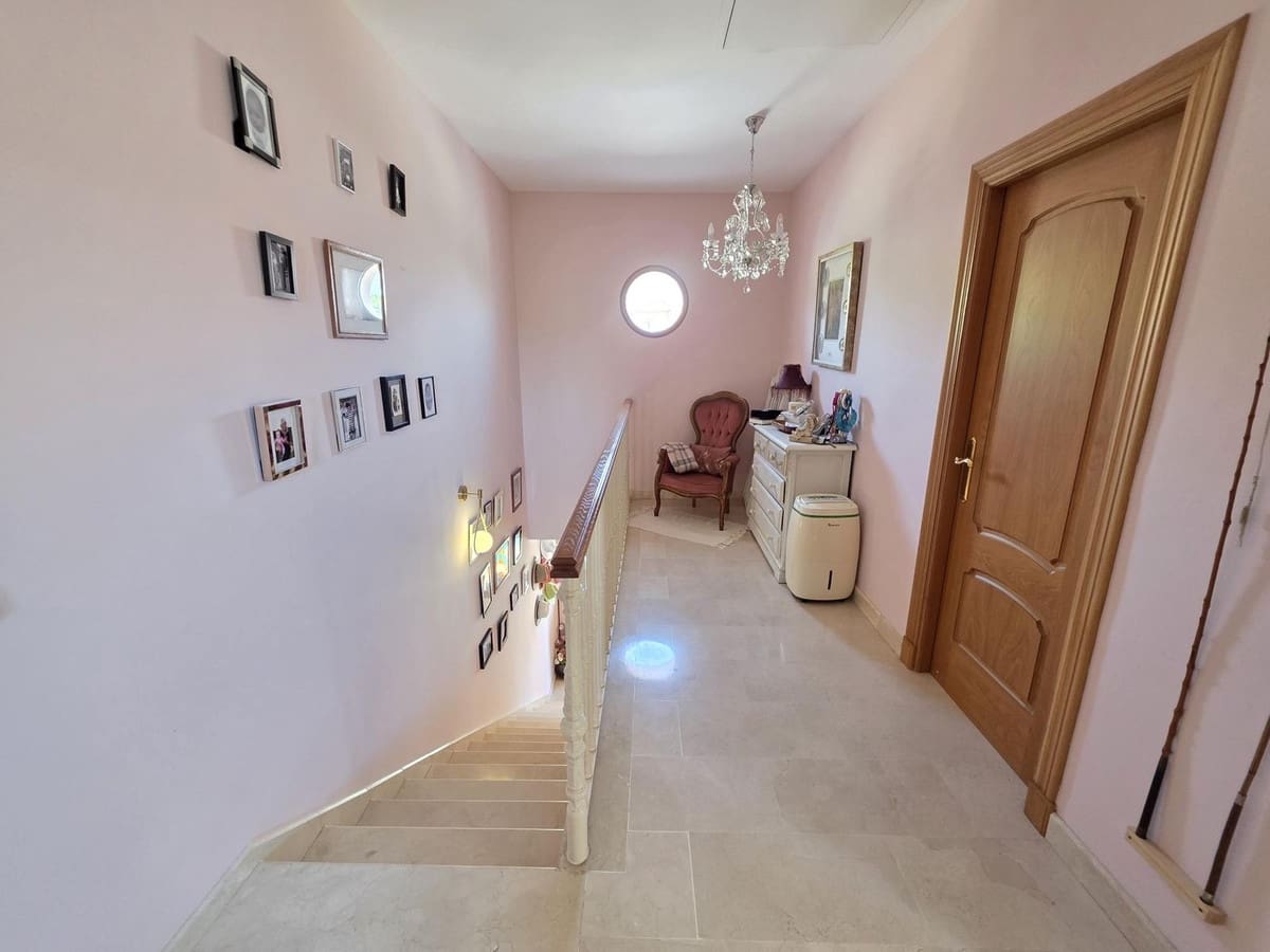 5 sypialnia Dom na sprzedaż w Coin z basenem garażem - 495 950 € (Ref: 9956301)