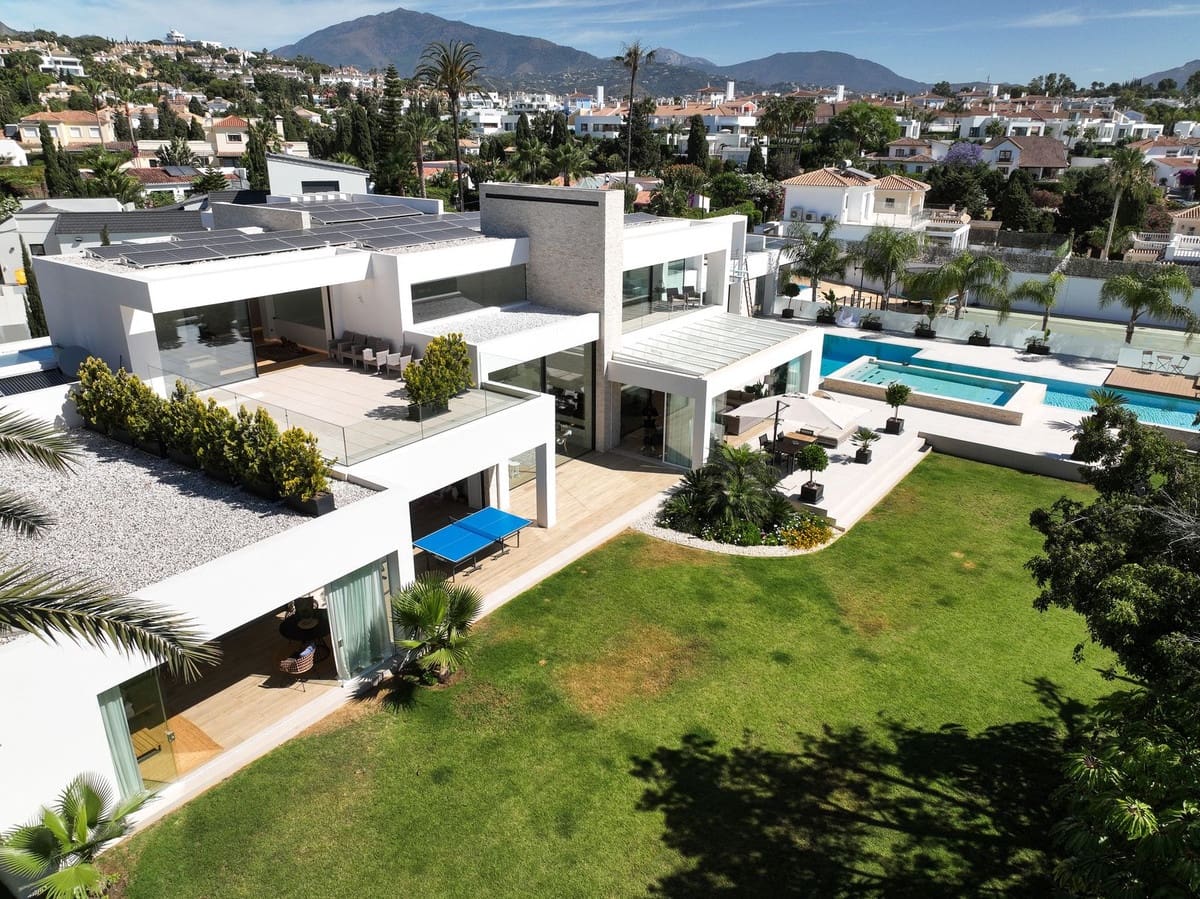 7 sovrum Villa till salu i El Paraiso med pool garage - 15 000 000 € (Ref: 9968639)