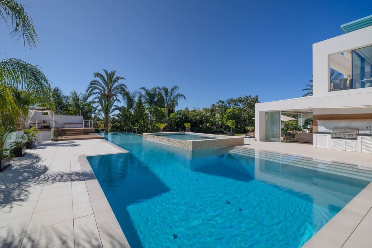 7 sovrum Villa till salu i El Paraiso med pool garage - 15 000 000 € (Ref: 9968639)