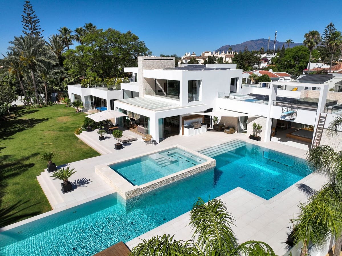 7 sovrum Villa till salu i El Paraiso med pool garage - 15 000 000 € (Ref: 9968639)
