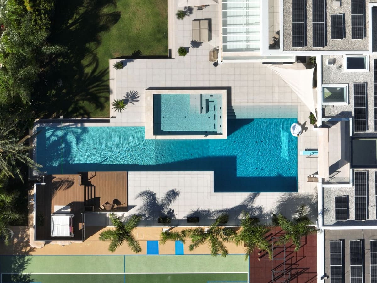 7 sovrum Villa till salu i El Paraiso med pool garage - 15 000 000 € (Ref: 9968639)