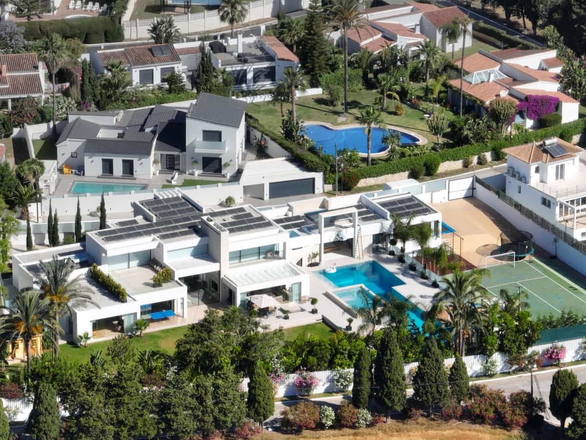 7 sovrum Villa till salu i El Paraiso med pool garage - 15 000 000 € (Ref: 9968639)