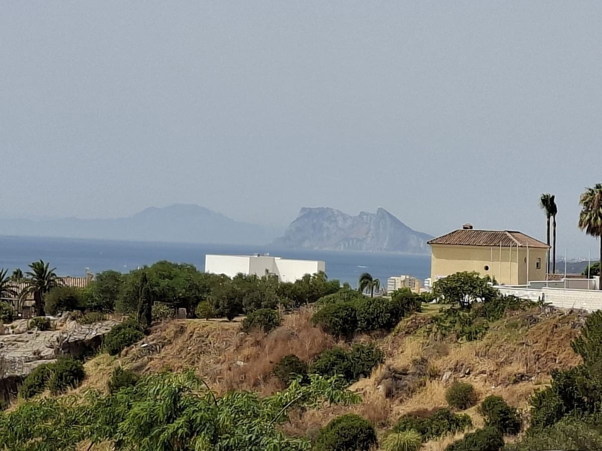 2 bedroom Apartment for sale in La Duquesa / Puerto de la Duquesa with pool garage - € 325,000 (Ref: 9971798)