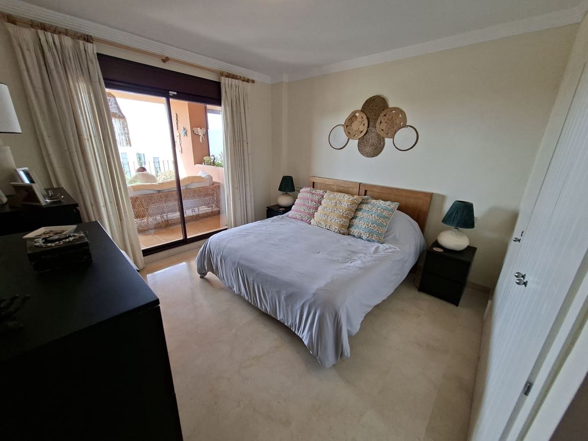 2 bedroom Apartment for sale in La Duquesa / Puerto de la Duquesa with pool garage - € 325,000 (Ref: 9971798)