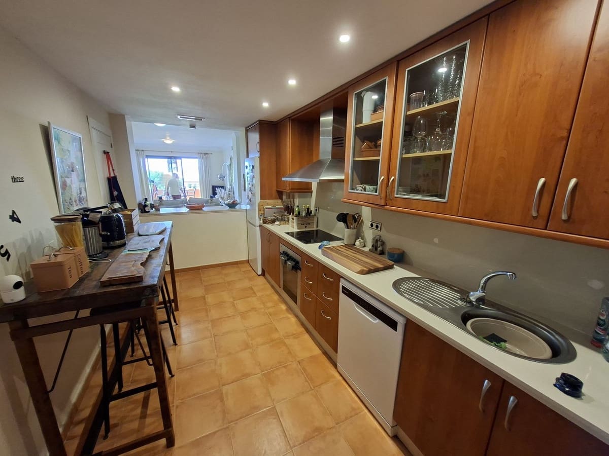 2 bedroom Apartment for sale in La Duquesa / Puerto de la Duquesa with pool garage - € 325,000 (Ref: 9971798)