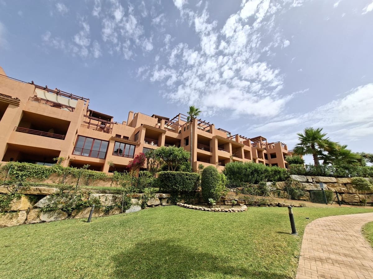 2 bedroom Apartment for sale in La Duquesa / Puerto de la Duquesa with pool garage - € 325,000 (Ref: 9971798)