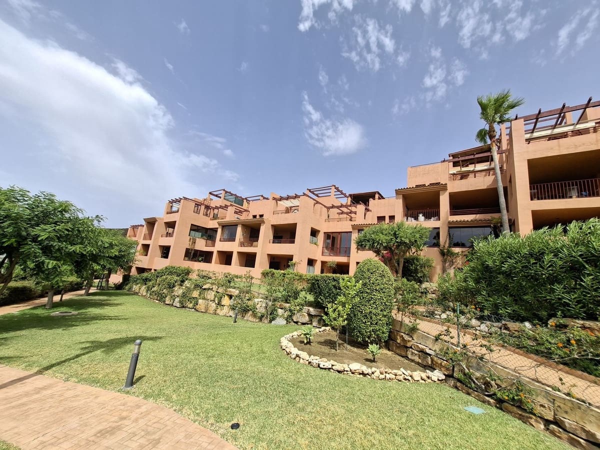 2 bedroom Apartment for sale in La Duquesa / Puerto de la Duquesa with pool garage - € 325,000 (Ref: 9971798)