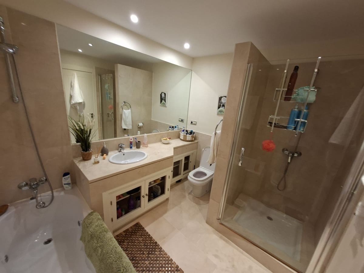 2 bedroom Apartment for sale in La Duquesa / Puerto de la Duquesa with pool garage - € 325,000 (Ref: 9971798)