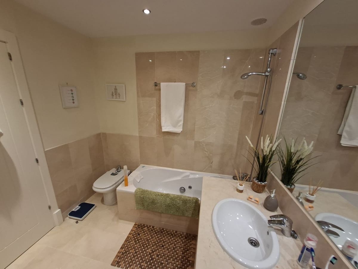 2 bedroom Apartment for sale in La Duquesa / Puerto de la Duquesa with pool garage - € 325,000 (Ref: 9971798)