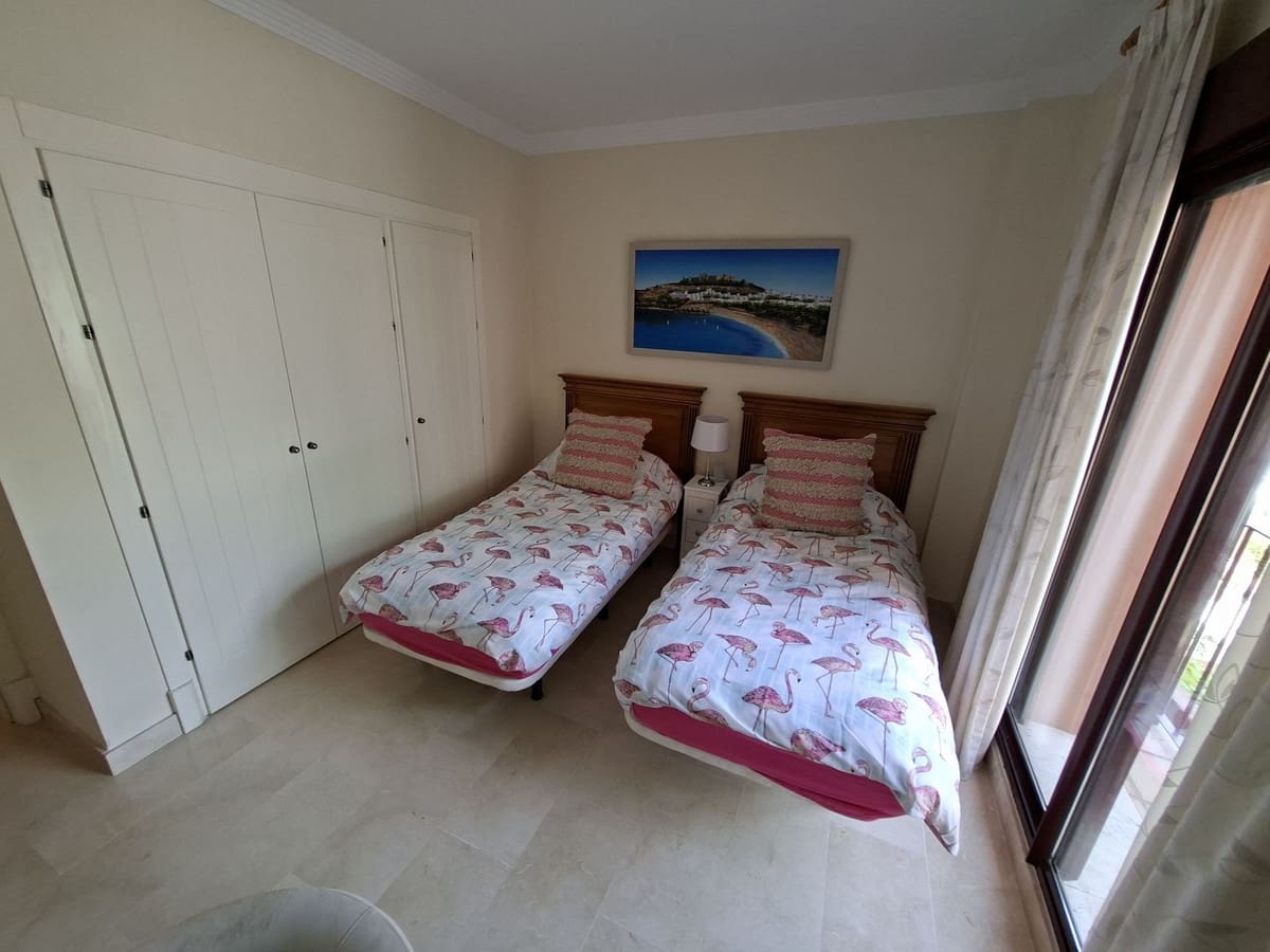 2 bedroom Apartment for sale in La Duquesa / Puerto de la Duquesa with pool garage - € 325,000 (Ref: 9971798)