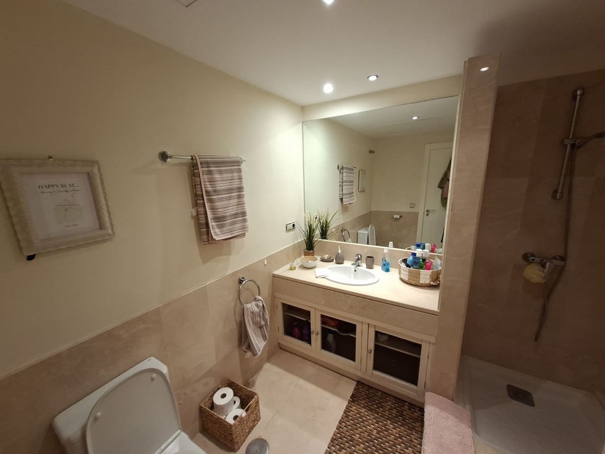 2 bedroom Apartment for sale in La Duquesa / Puerto de la Duquesa with pool garage - € 325,000 (Ref: 9971798)