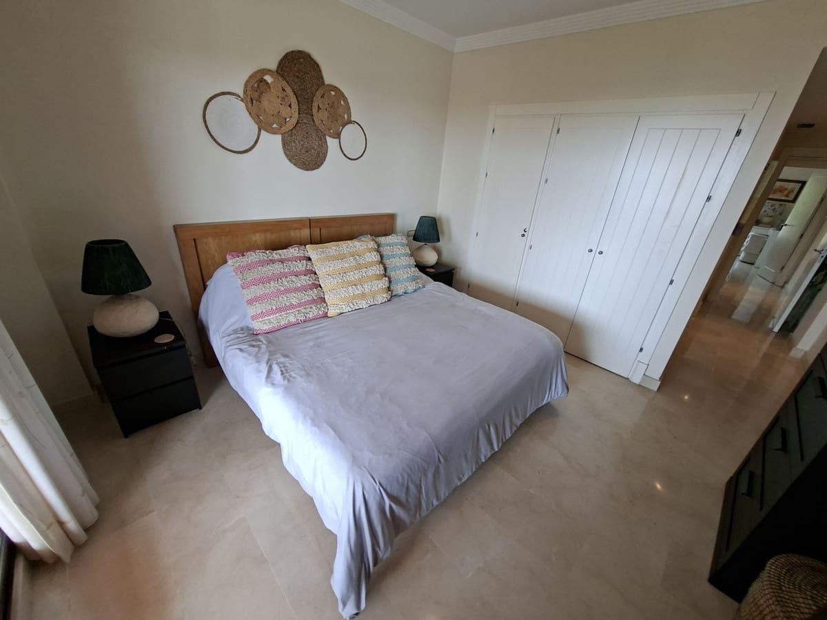 2 bedroom Apartment for sale in La Duquesa / Puerto de la Duquesa with pool garage - € 325,000 (Ref: 9971798)