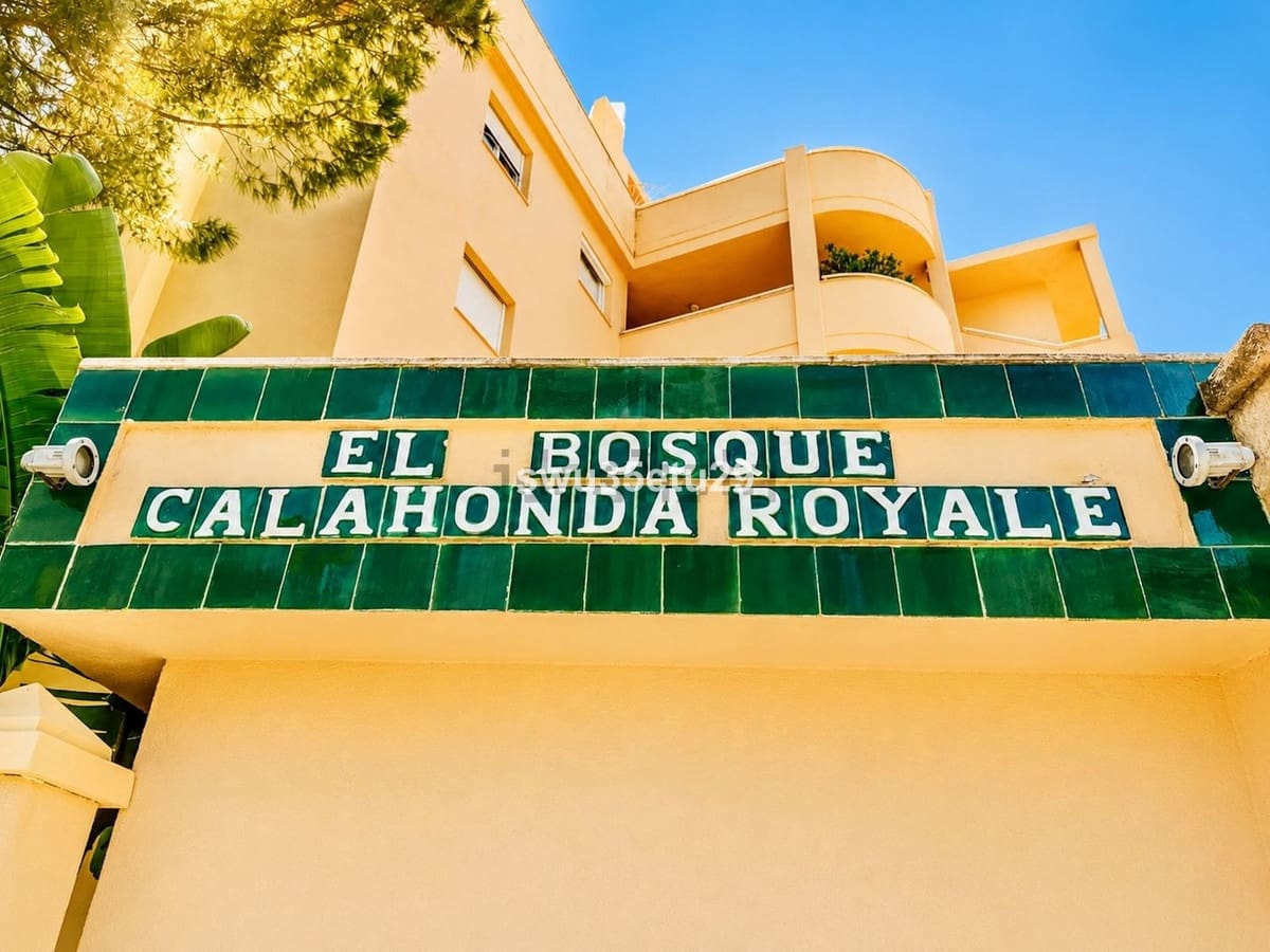 2 bedroom Apartment for sale in Calahonda with pool - € 285,000 (Ref: 9971803)