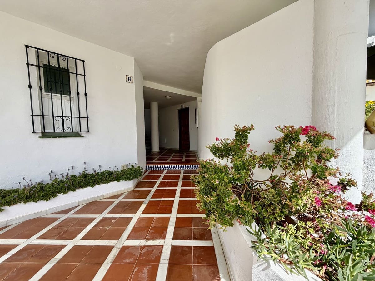 2 bedroom Apartment for sale in Riviera del Sol with pool - € 299,000 (Ref: 9971804)