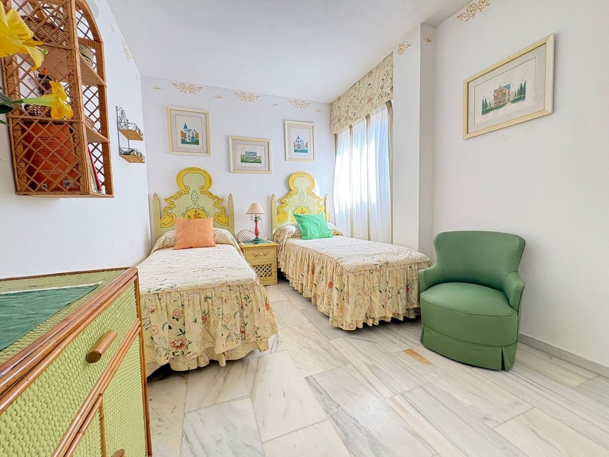 2 bedroom Apartment for sale in Cabopino with pool garage - € 290,000 (Ref: 9971806)