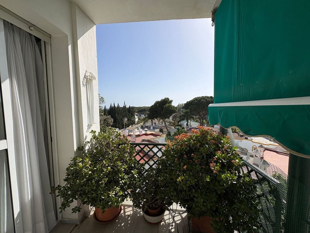 2 bedroom Apartment for sale in Cabopino with pool garage - € 290,000 (Ref: 9971806)