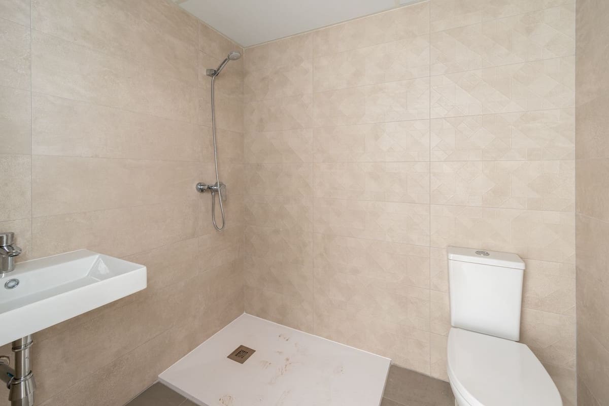 2 bedroom Apartment for sale in Fuengirola with pool garage - € 305,000 (Ref: 9971827)
