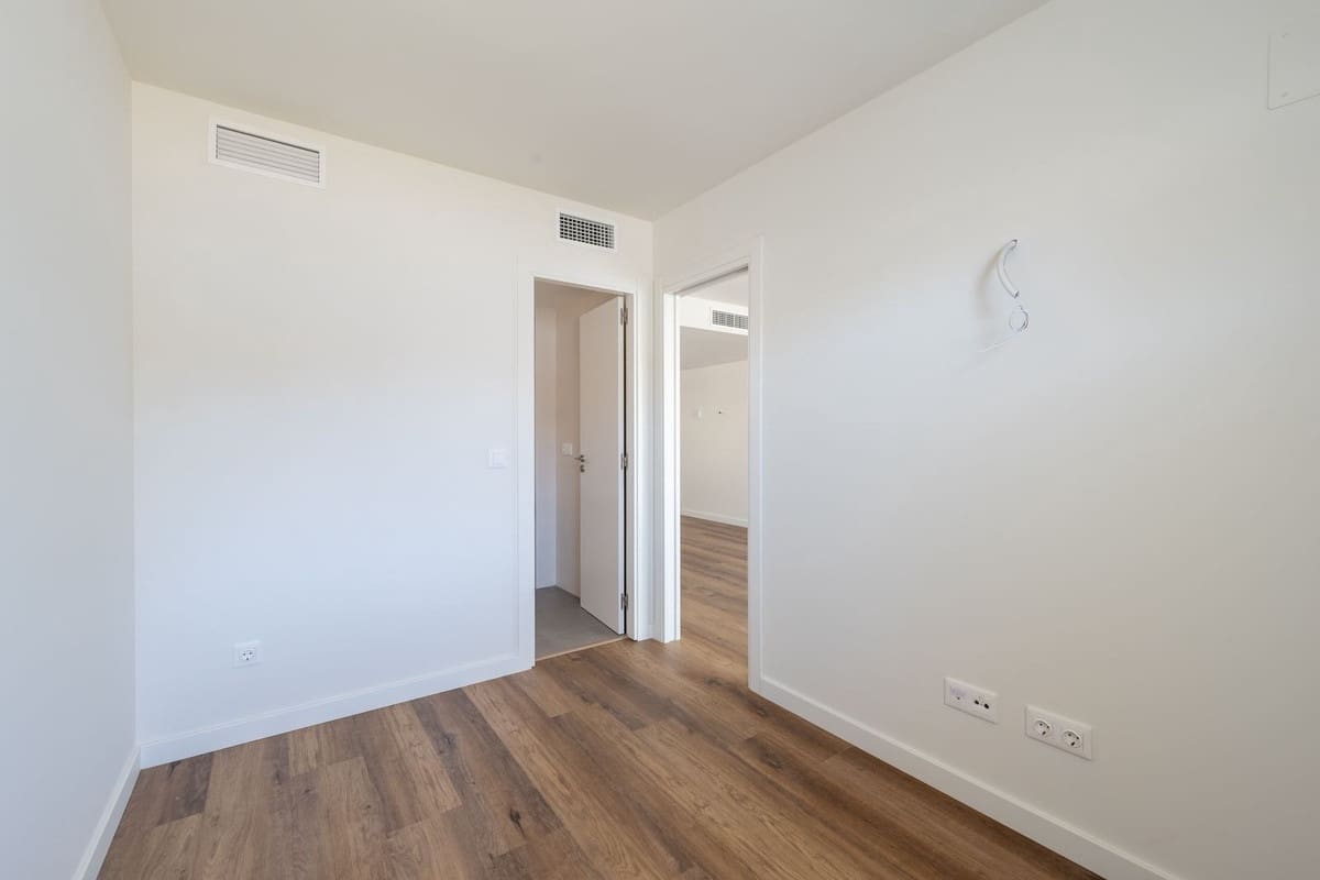 2 bedroom Apartment for sale in Fuengirola with pool garage - € 305,000 (Ref: 9971827)