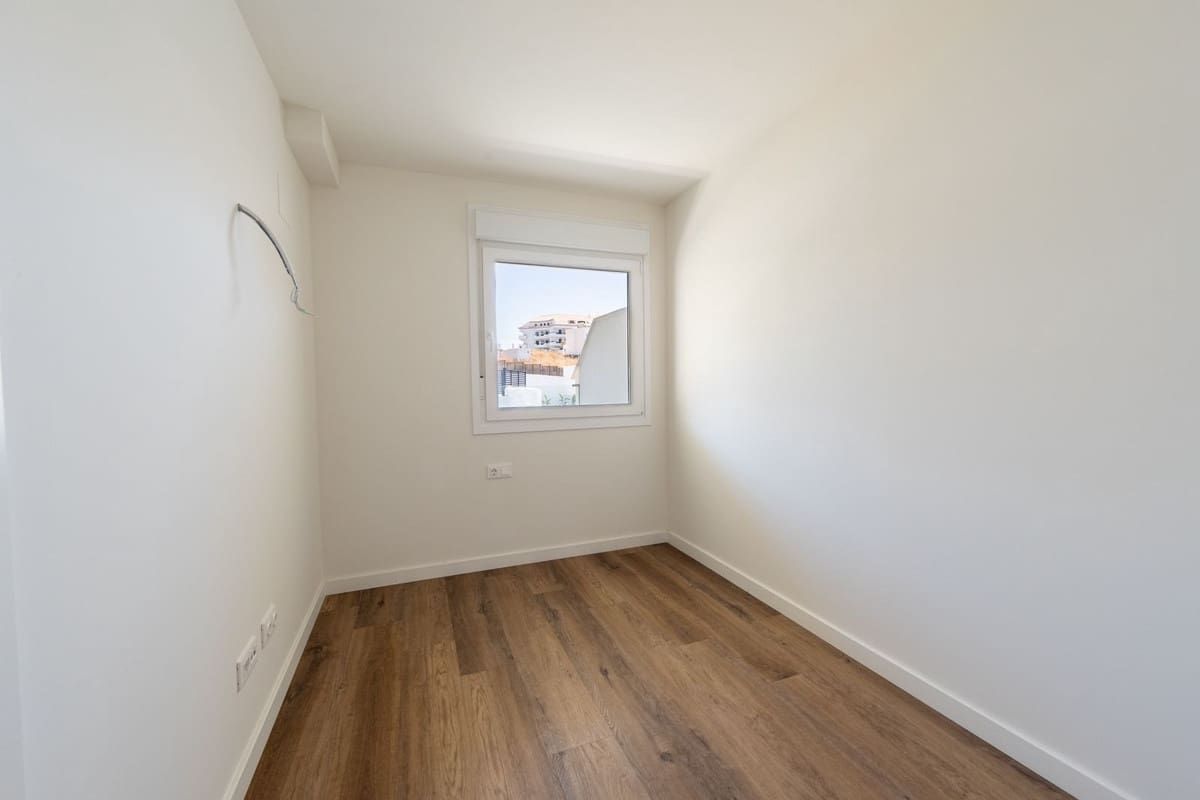 2 bedroom Apartment for sale in Fuengirola with pool garage - € 305,000 (Ref: 9971827)