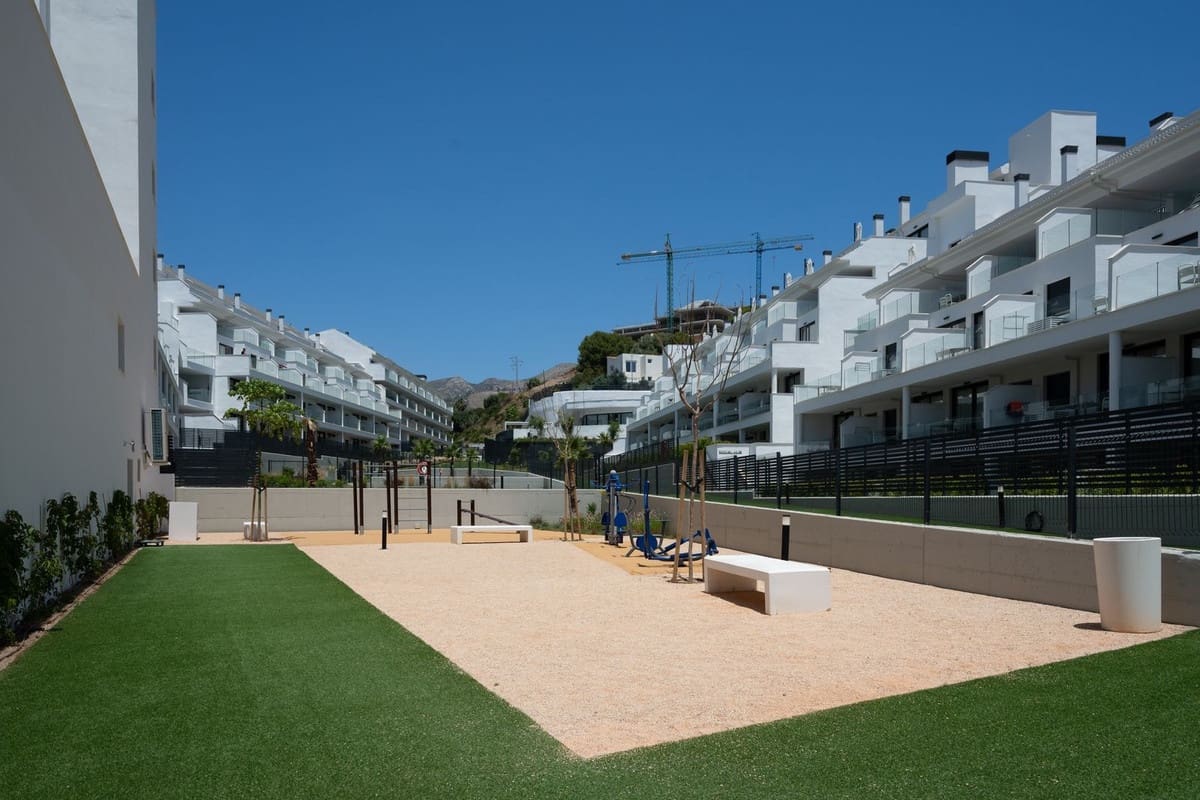 2 bedroom Apartment for sale in Fuengirola with pool garage - € 305,000 (Ref: 9971827)