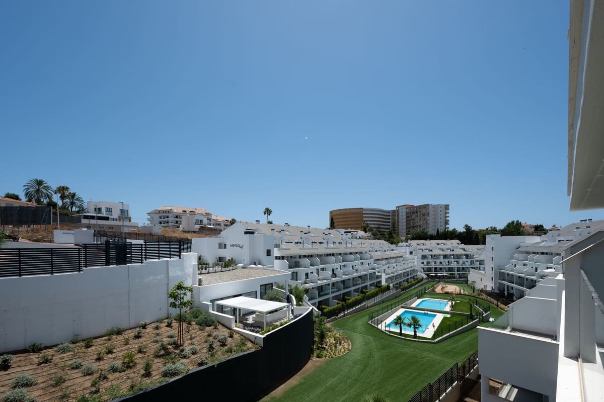 2 bedroom Apartment for sale in Fuengirola with pool garage - € 305,000 (Ref: 9971827)