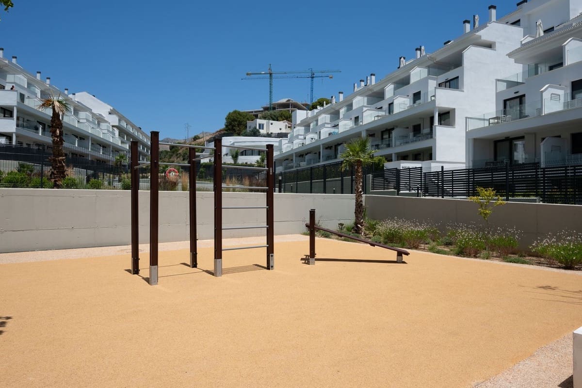 2 bedroom Apartment for sale in Fuengirola with pool garage - € 305,000 (Ref: 9971827)