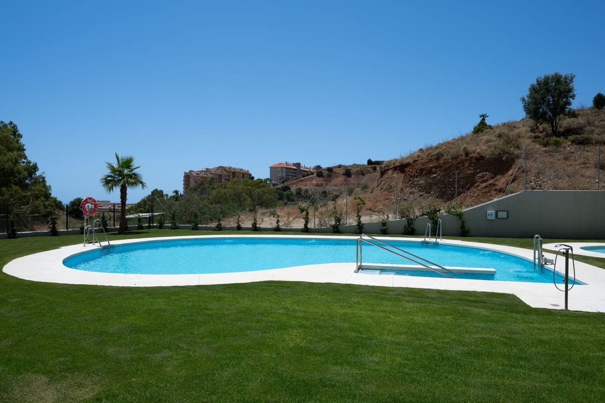 2 bedroom Apartment for sale in Fuengirola with pool garage - € 305,000 (Ref: 9971827)
