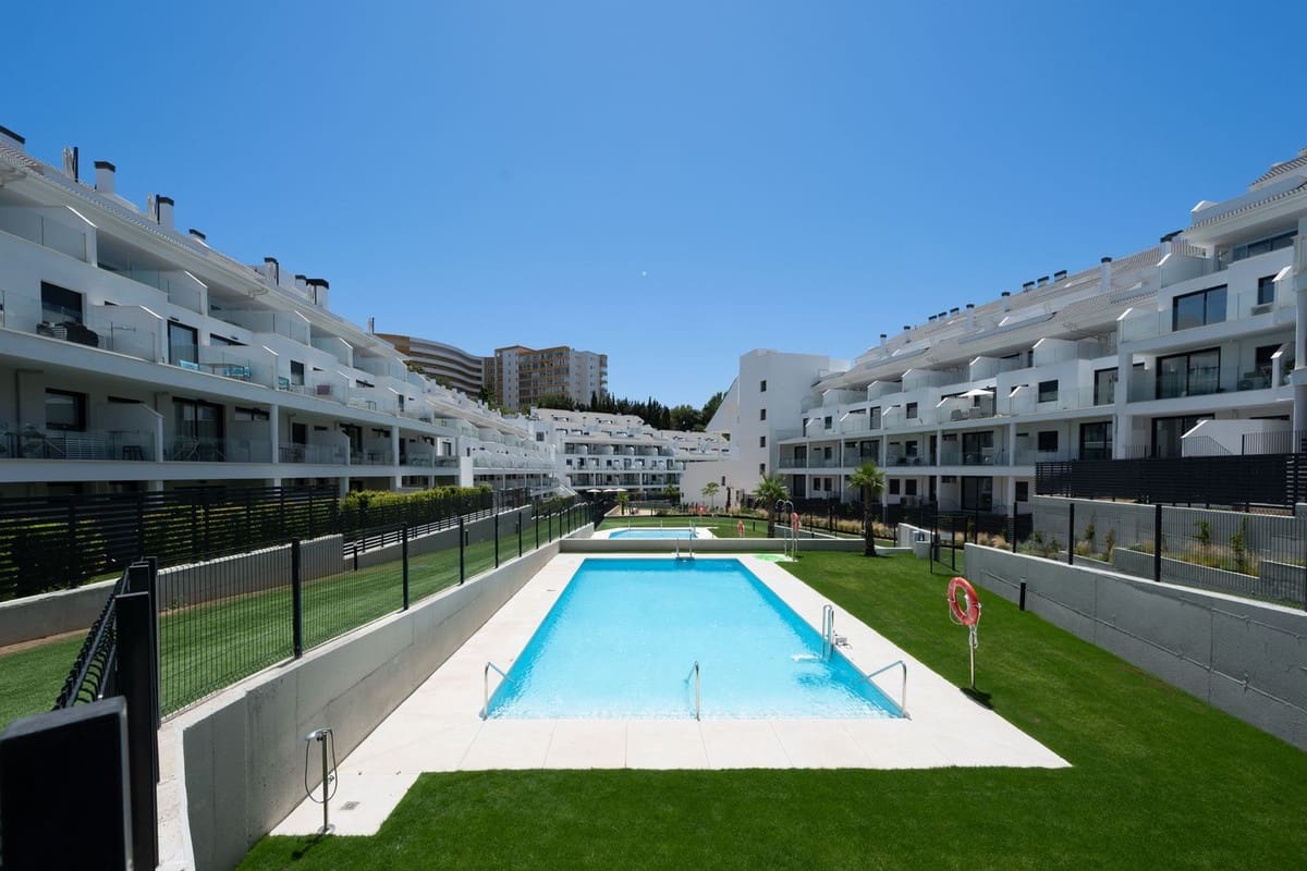 2 bedroom Apartment for sale in Fuengirola with pool garage - € 305,000 (Ref: 9971827)
