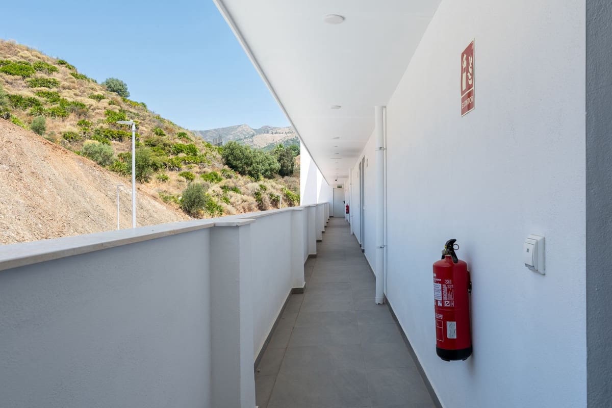 2 bedroom Apartment for sale in Fuengirola with pool garage - € 305,000 (Ref: 9971827)