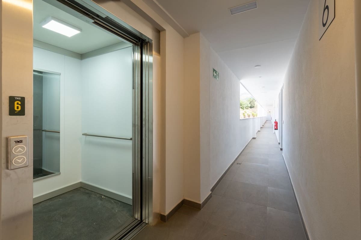 2 bedroom Apartment for sale in Fuengirola with pool garage - € 305,000 (Ref: 9971827)