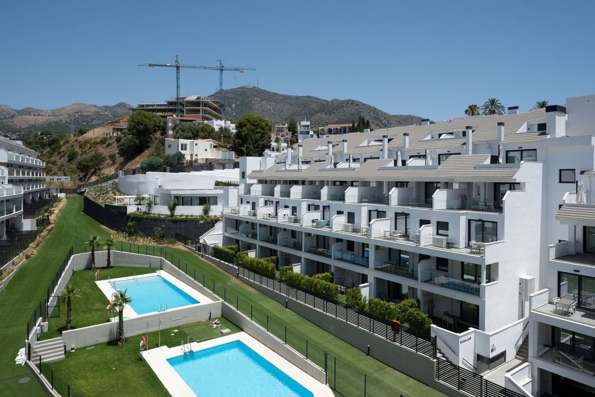 2 bedroom Apartment for sale in Fuengirola with pool garage - € 305,000 (Ref: 9971827)