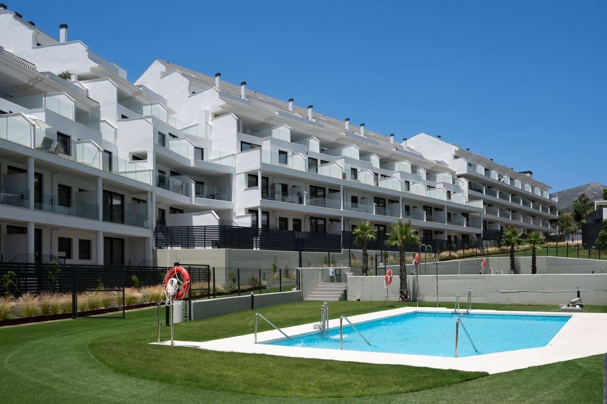 2 bedroom Apartment for sale in Fuengirola with pool garage - € 305,000 (Ref: 9971827)