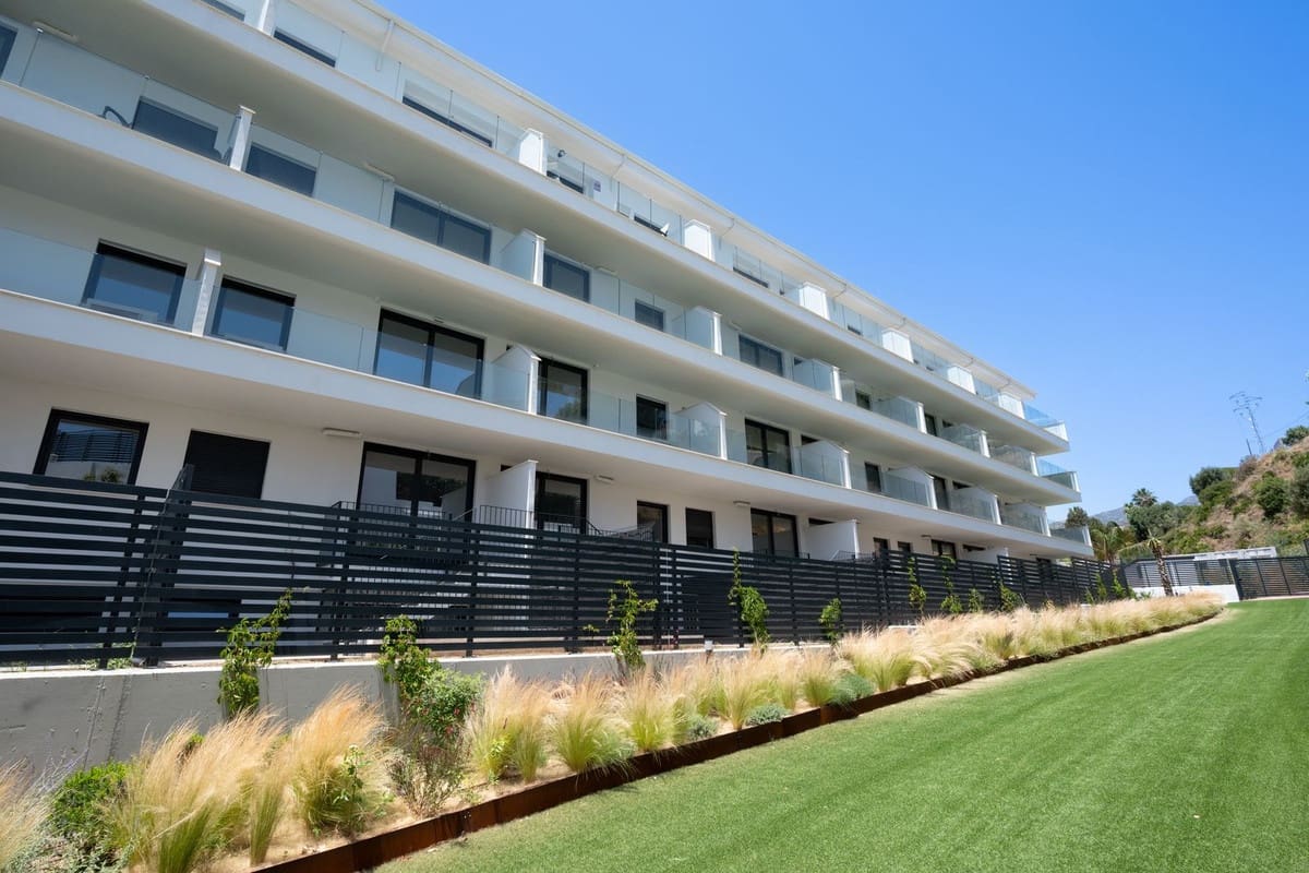 2 bedroom Apartment for sale in Fuengirola with pool garage - € 305,000 (Ref: 9971827)