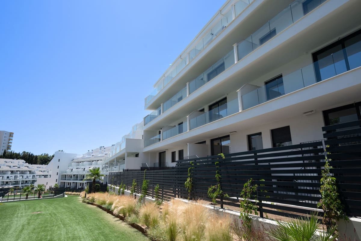 2 bedroom Apartment for sale in Fuengirola with pool garage - € 305,000 (Ref: 9971827)