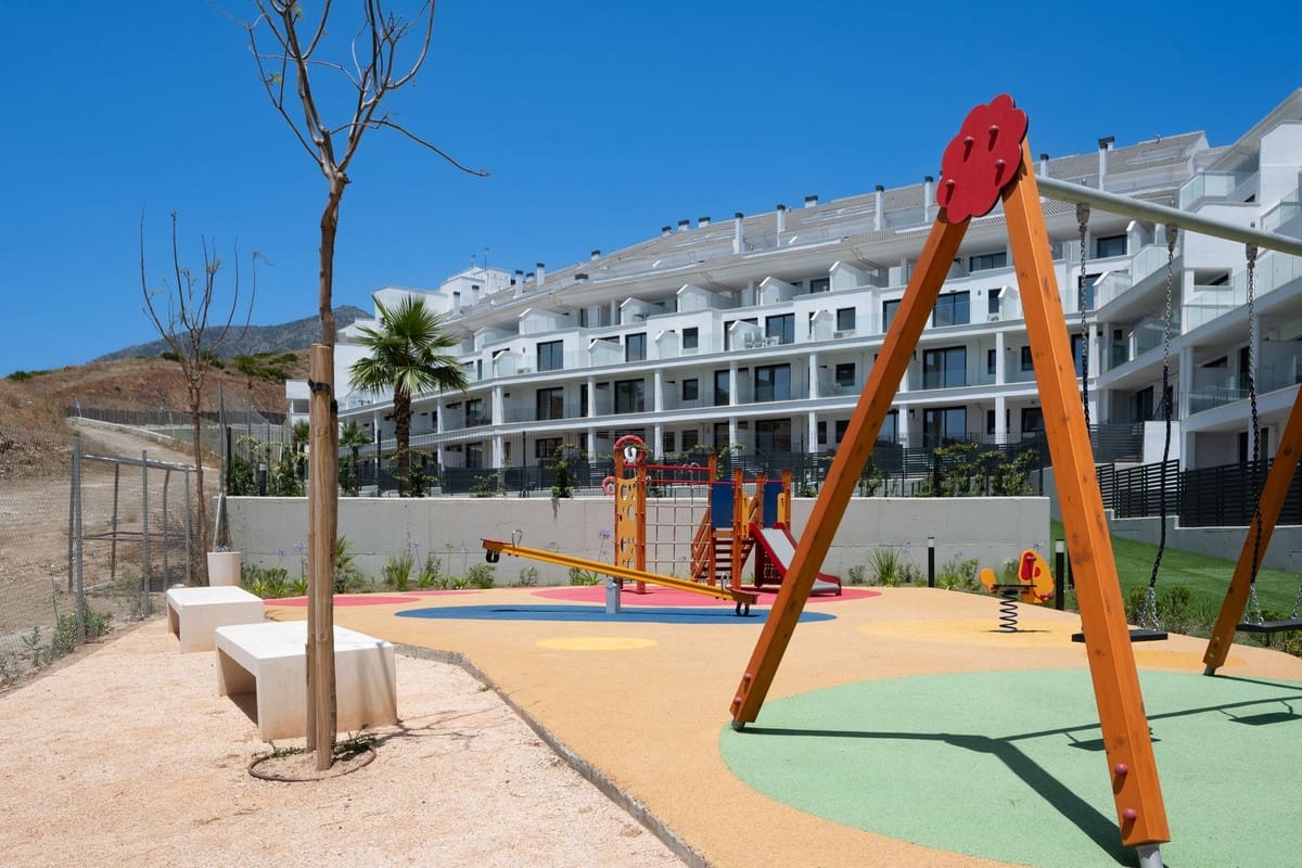 2 bedroom Apartment for sale in Fuengirola with pool garage - € 305,000 (Ref: 9971827)