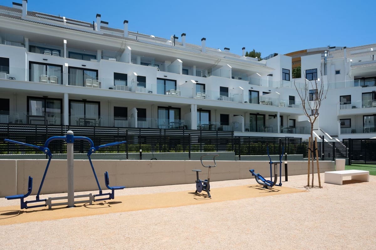 2 bedroom Apartment for sale in Fuengirola with pool garage - € 305,000 (Ref: 9971827)