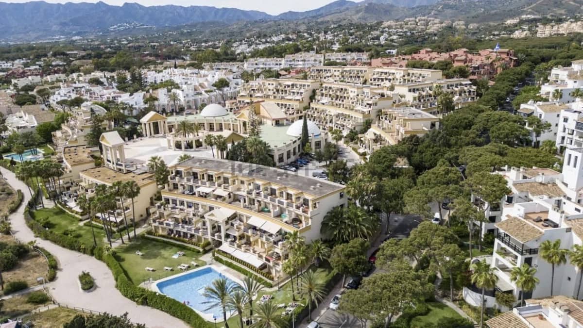1 bedroom Apartment for sale in Elviria with pool - € 320,000 (Ref: 9971833)