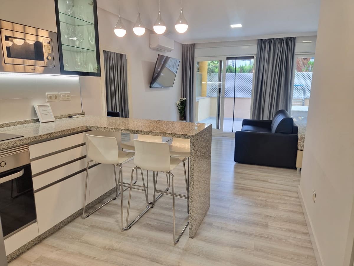 1 bedroom Apartment for sale in Elviria with pool - € 320,000 (Ref: 9971833)