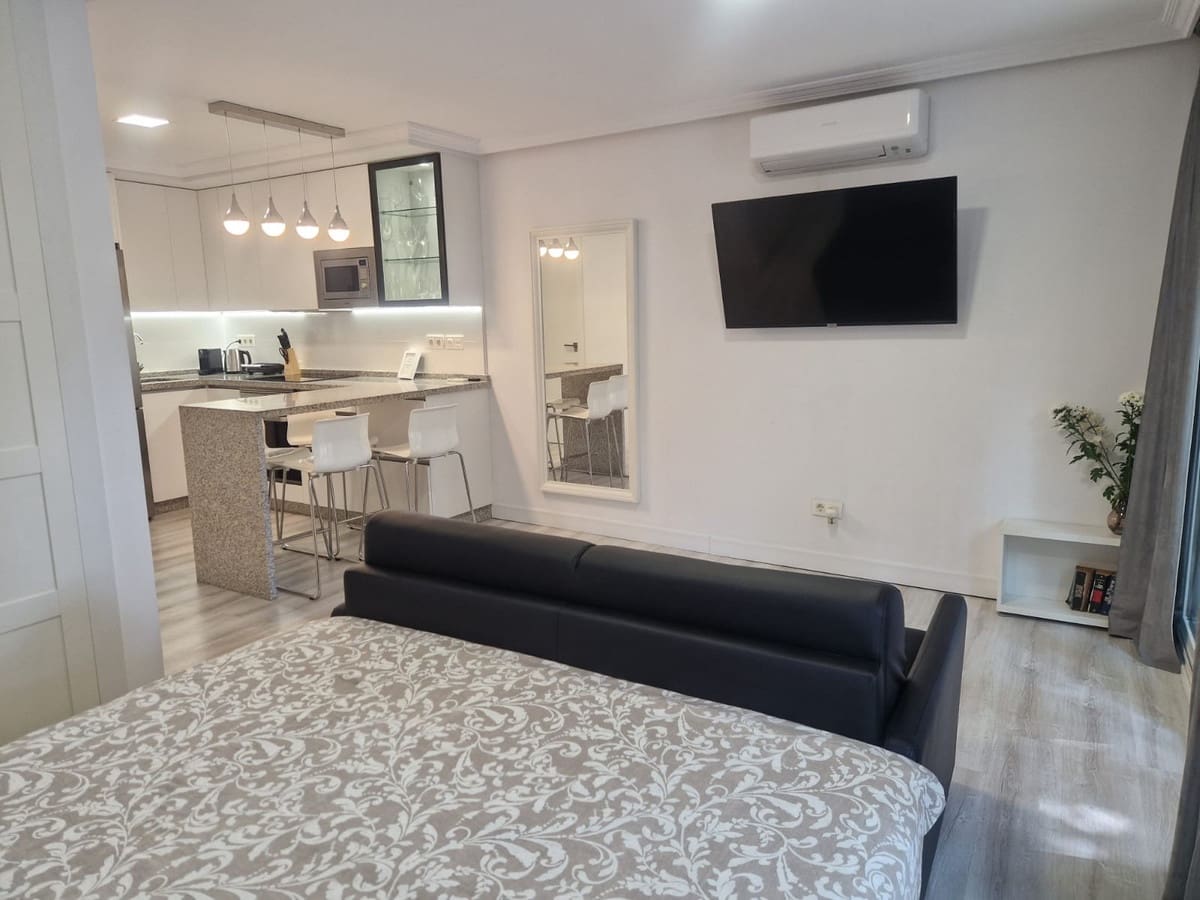 1 bedroom Apartment for sale in Elviria with pool - € 320,000 (Ref: 9971833)