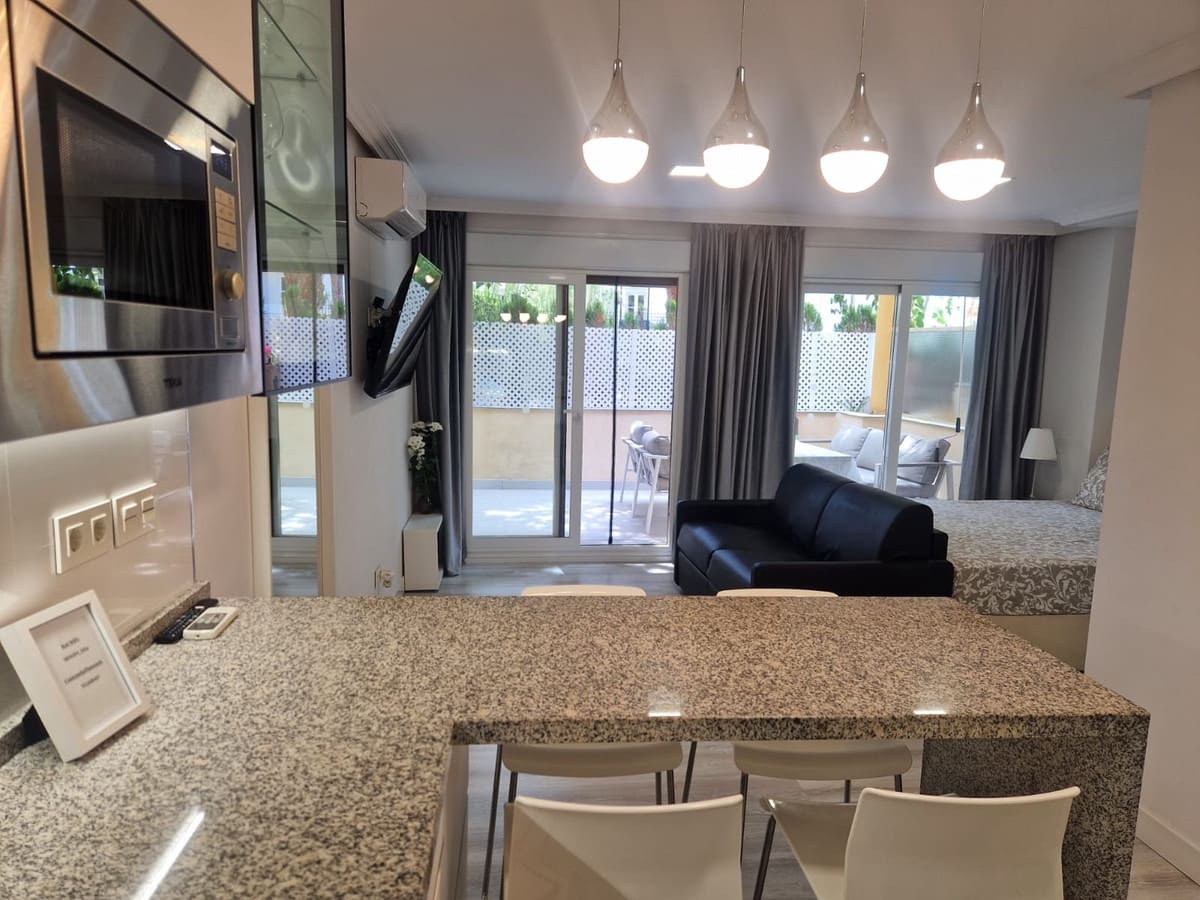 1 bedroom Apartment for sale in Elviria with pool - € 320,000 (Ref: 9971833)