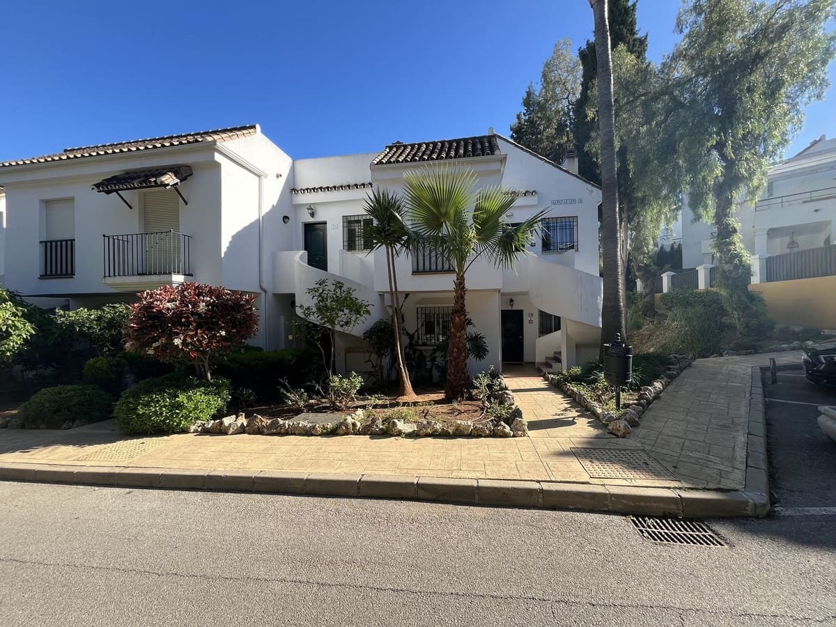 2 soveværelse Lejlighed til salg i Aloha Golf med swimmingpool - € 380.000 (Ref: 9971841)