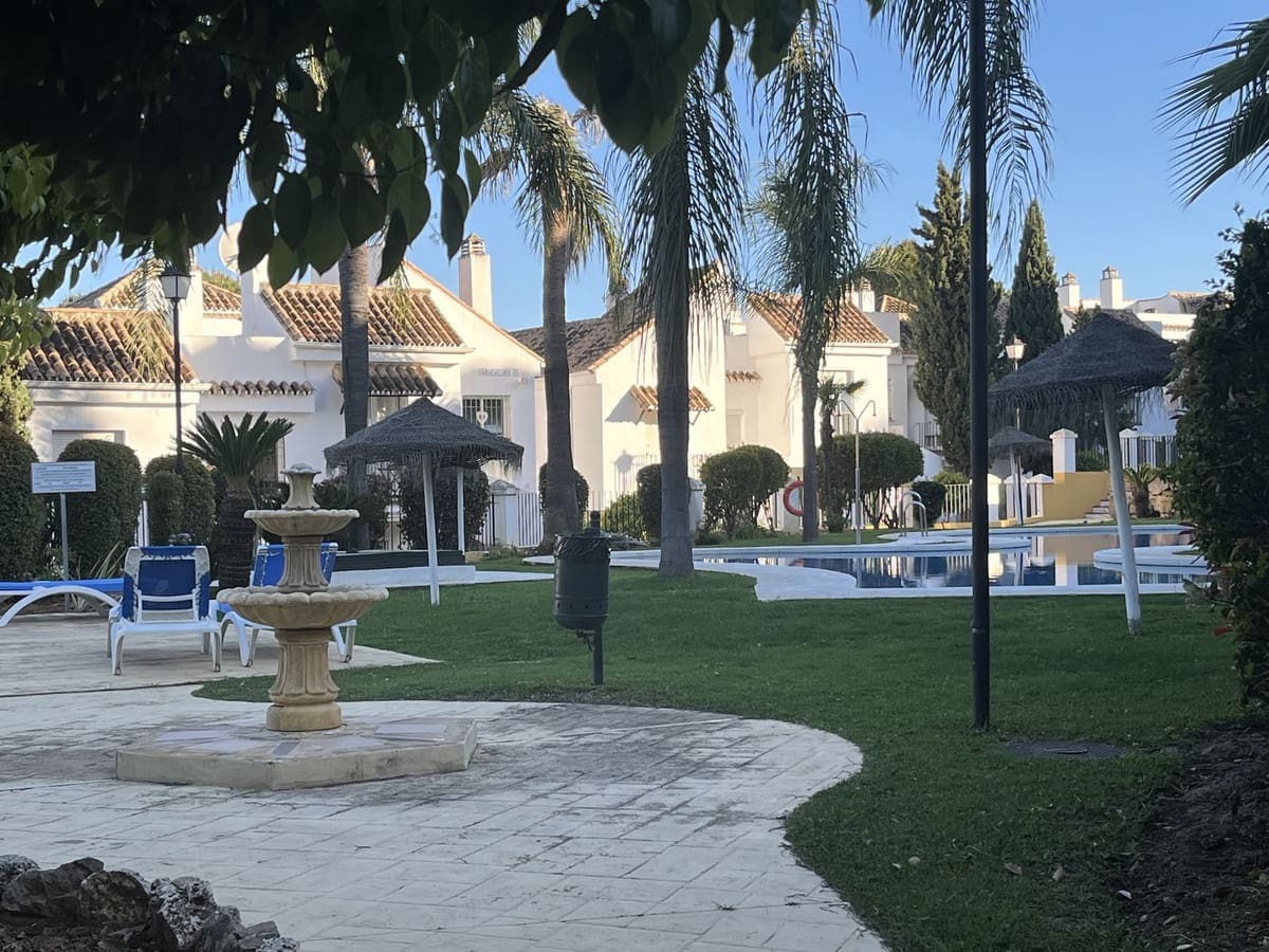 2 soveværelse Lejlighed til salg i Aloha Golf med swimmingpool - € 380.000 (Ref: 9971841)