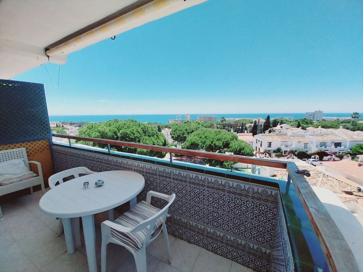 2 bedroom Apartment for sale in Calahonda with pool - € 305,000 (Ref: 9971858)